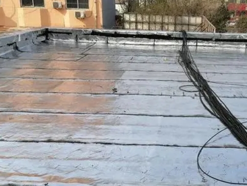 晋城卫生间漏水维修公司分享下晋城屋面楼顶防水刚性防水层施工要点。